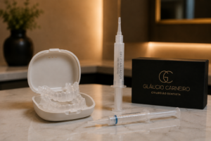 Moldeiras personalizadas e gel clareador utilizados no clareamento dental supervisionado pelo Dr. Gláucio Carneiro nos Jardins, São Paulo.
